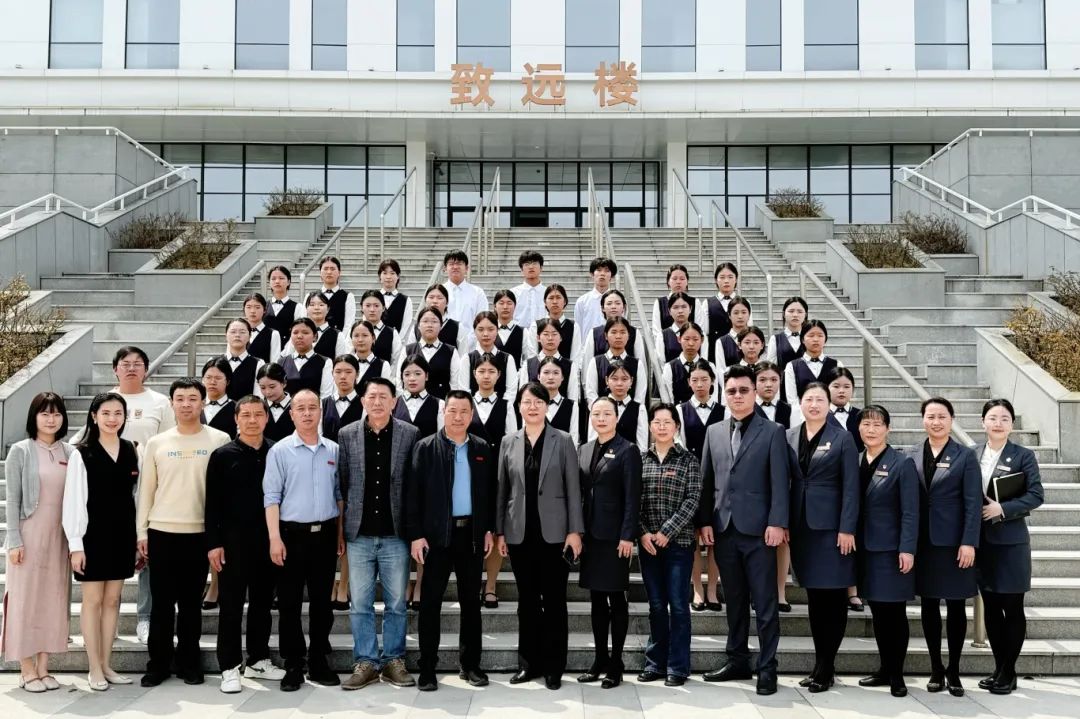 校企携手育人才 礼仪培训展新篇——988Pay
下属企业三都澳大酒店有限公司宁德分公司与宁德技师学院开展校企合作