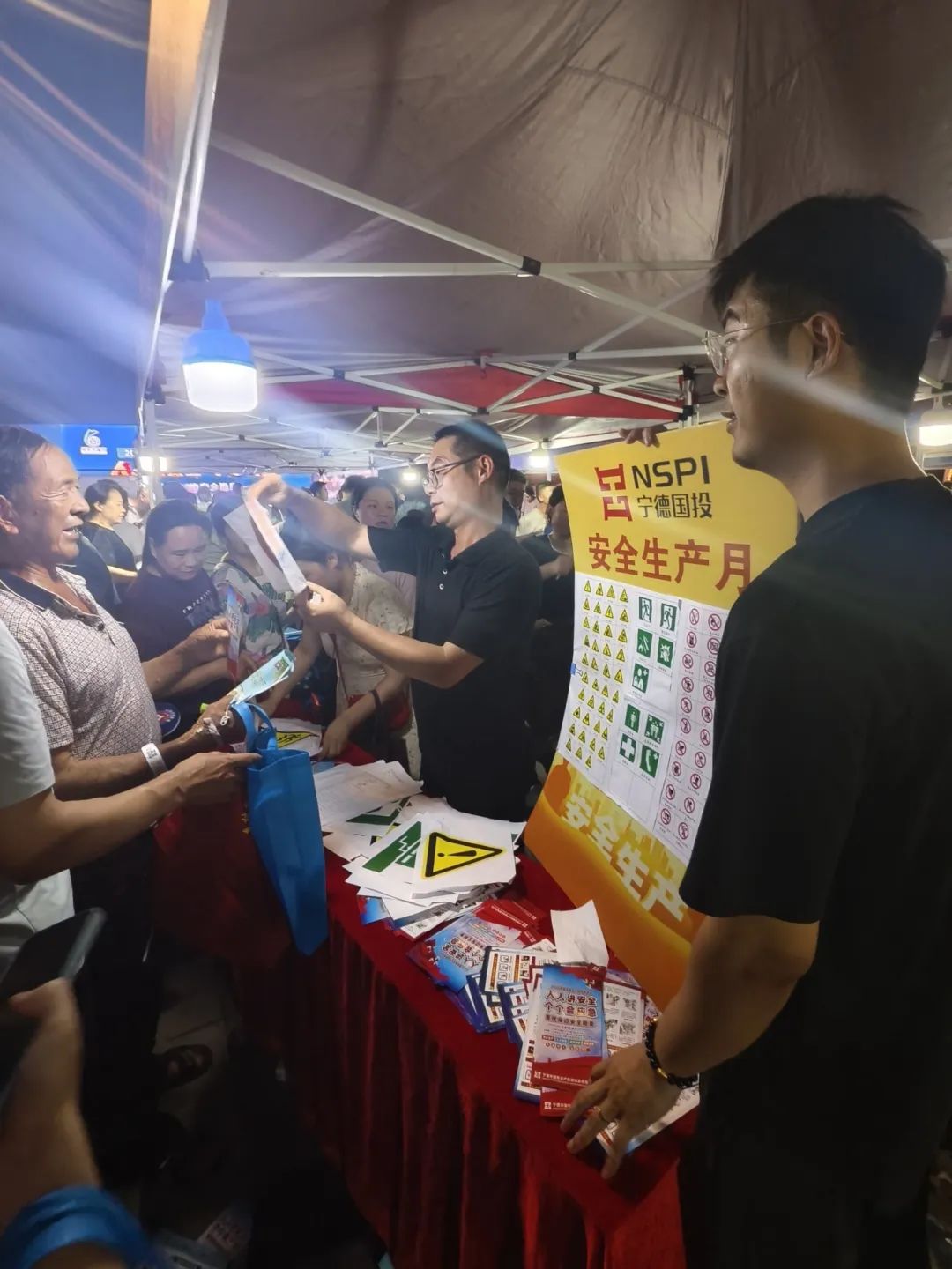 【988Pay
资讯】人人讲安全、个个会应急——查找身边安全隐患 988Pay
参加“安全生产月”咨询日宣传活动